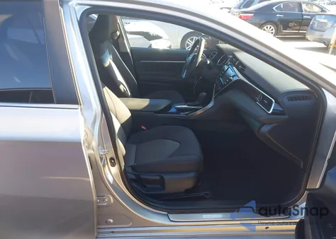 2018 Toyota Camry Le z USA, uszkodzony, nr VIN 4T1B11HK3JU041360